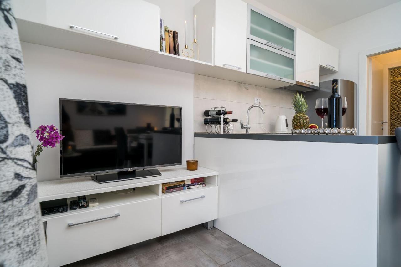 Apartments Ratac Lobrovic With Private Beach And Beautiful Sunset 斯拉诺 外观 照片