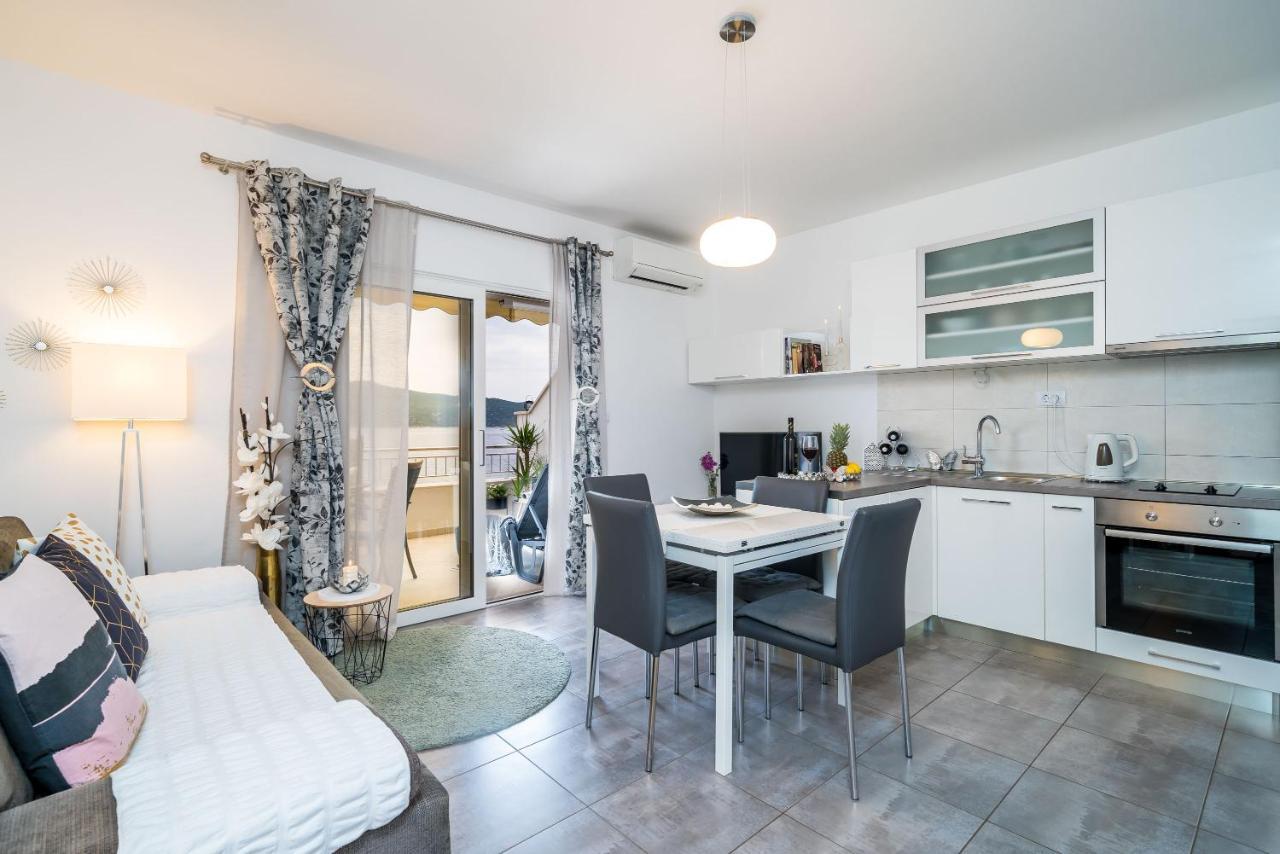 Apartments Ratac Lobrovic With Private Beach And Beautiful Sunset 斯拉诺 外观 照片
