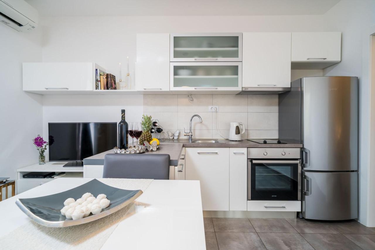 Apartments Ratac Lobrovic With Private Beach And Beautiful Sunset 斯拉诺 外观 照片