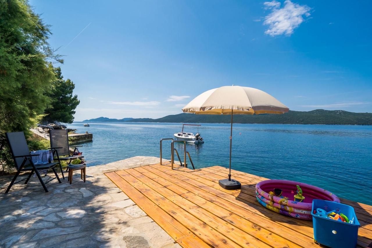 Apartments Ratac Lobrovic With Private Beach And Beautiful Sunset 斯拉诺 外观 照片
