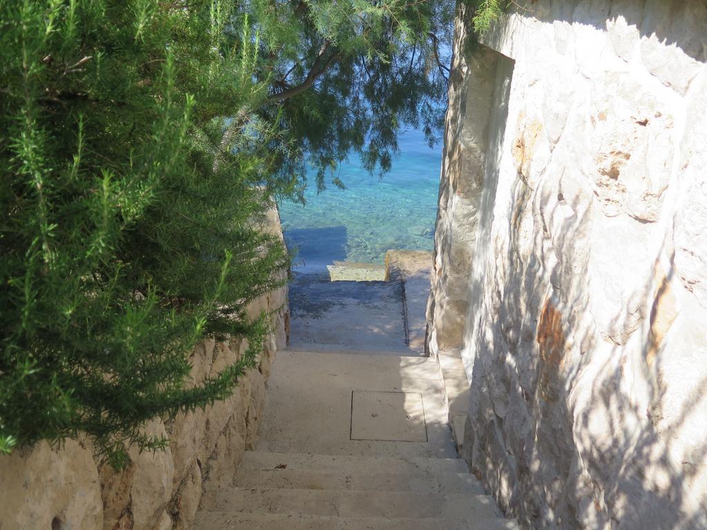 Apartments Ratac Lobrovic With Private Beach And Beautiful Sunset 斯拉诺 外观 照片