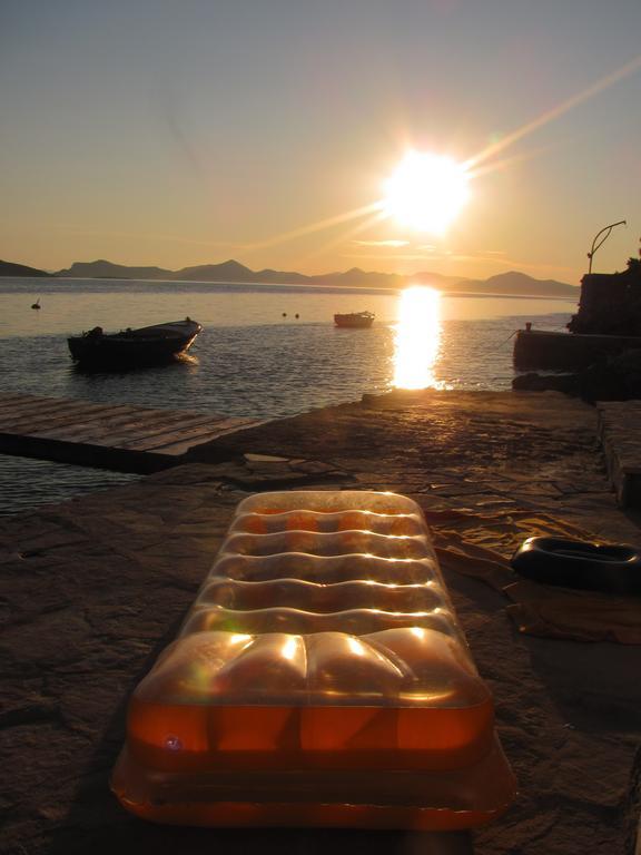 Apartments Ratac Lobrovic With Private Beach And Beautiful Sunset 斯拉诺 外观 照片