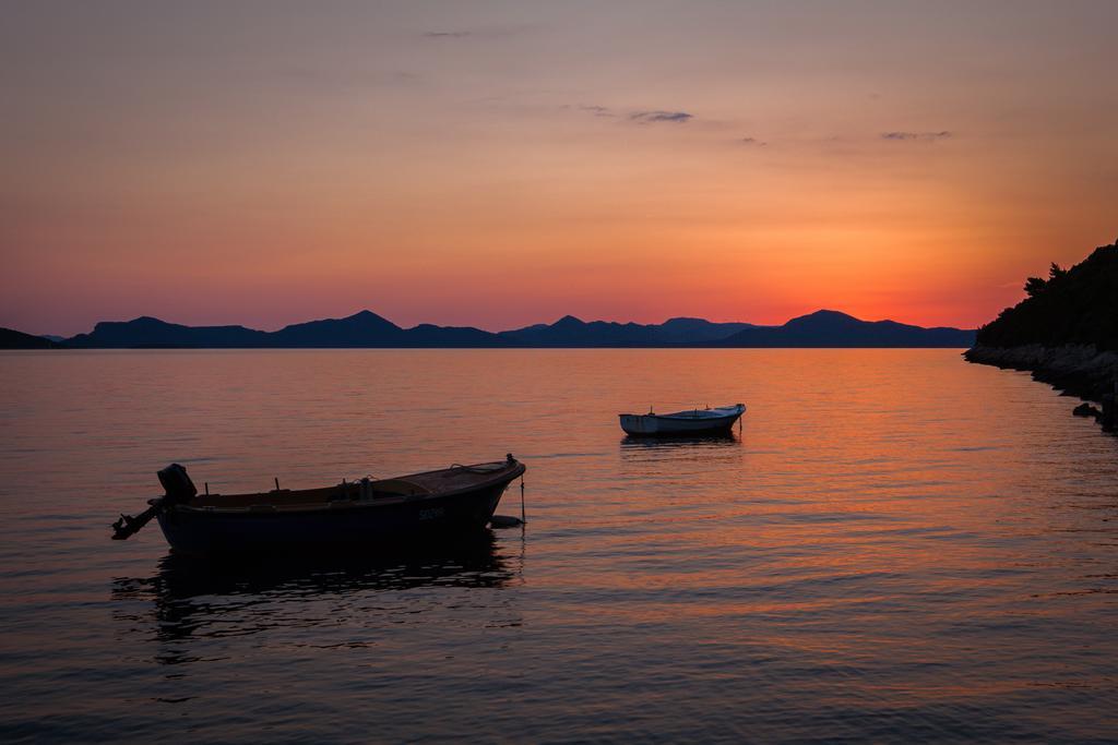 Apartments Ratac Lobrovic With Private Beach And Beautiful Sunset 斯拉诺 外观 照片