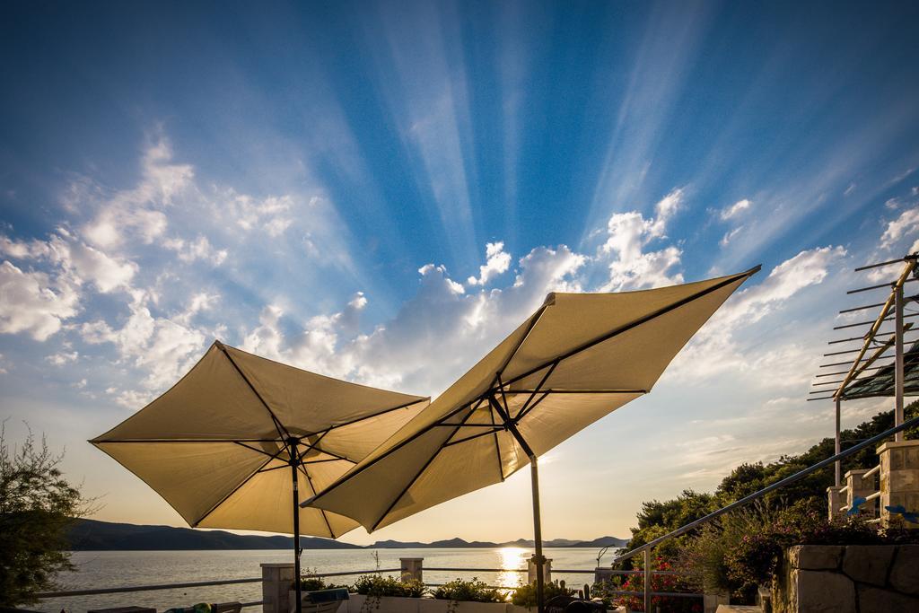Apartments Ratac Lobrovic With Private Beach And Beautiful Sunset 斯拉诺 外观 照片